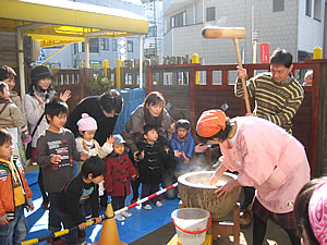 お餅つき